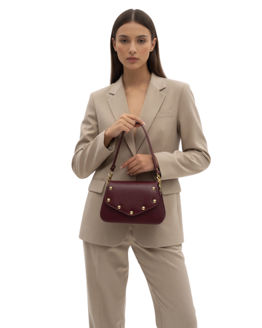 Atendimento Especializado em Bolsas Femininas premium pequena vinho com corrente dourada e rebites metálicos modelo Monique elegante e moderna